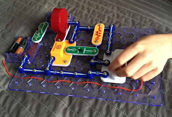 Snap Circuits--www.thethreeyearexperiment.com